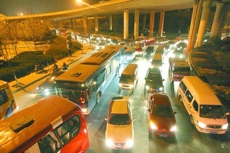 到晚上還很堵，讓路怒族怒到?jīng)]脾氣