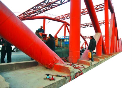 沒有了車輛如織，彩虹橋很安靜。從發(fā)現(xiàn)到封閉再到維修好，用了近30個(gè)小時(shí)