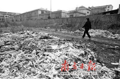 3月24日，浙江臺(tái)州市速起蓄電池有限公司廠房外邊堆滿了廢舊垃圾。近日，臺(tái)州路橋區(qū)峰江街道上陶村139名村民出現(xiàn)由蓄電池污染引起的血鉛含量超標(biāo)