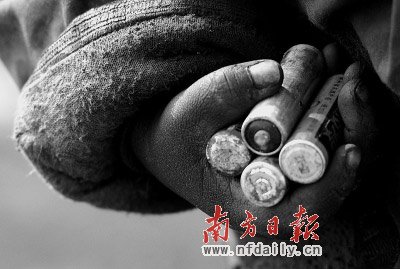     生活在垃圾場(chǎng)的兒童把廢舊電池當(dāng)玩具