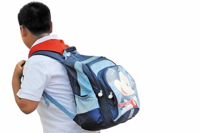 青島小學生書包重達24斤 肩負越減越重