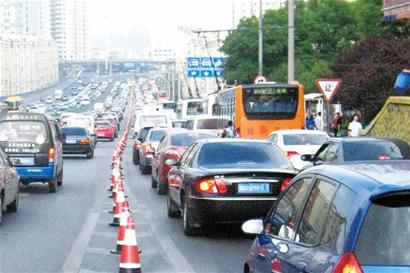 膠寧高架測(cè)試第二日內(nèi)道通暢 周邊堵成一鍋粥 膠寧高架測(cè)試第二日內(nèi)道通暢 周邊堵成一鍋粥