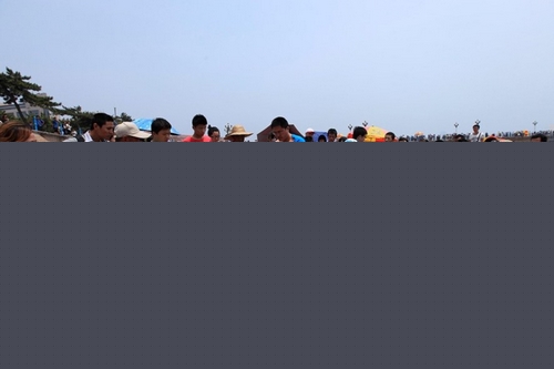 青島棧橋便衣城管毆打殘疾小販 