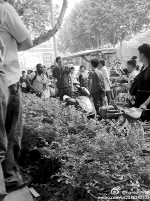 大圖:當事老外(圈中男子)與女孩還在僵持中 大圖:當事老外(圈中男子)與女孩還在僵持中