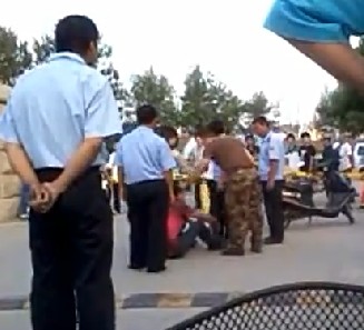 網(wǎng)曝青島農(nóng)大保安圍毆小情侶 棍棒相加女子苦求 網(wǎng)曝青島農(nóng)大保安圍毆小情侶 棍棒相加女子苦求