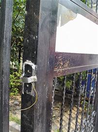 小區(qū)業(yè)委會主任破壞門禁泄憤