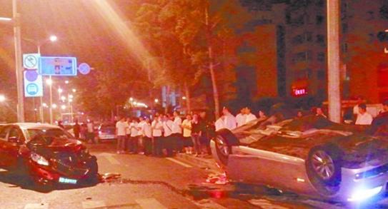 寶馬被攔腰撞翻5女卡車內(nèi) 駕駛位無人 寶馬被攔腰撞翻5女卡車內(nèi) 駕駛位無人