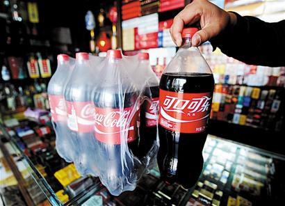 可口可樂陷致癌門4-MEI超標(biāo)14倍 青島仍熱銷 可口可樂陷致癌門4-MEI超標(biāo)14倍 青島仍熱銷
