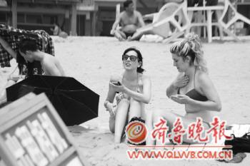 青島浴場開放首日迎客8萬 水溫19℃不宜下海 青島浴場開放首日迎客8萬 水溫19℃不宜下海