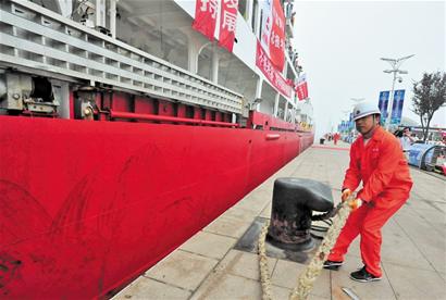 雪龍?zhí)栕蛳e青島挺進北極 500余人歡送 雪龍?zhí)栕蛳e青島挺進北極 500余人歡送