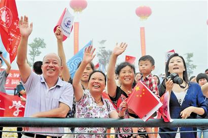雪龍?zhí)栕蛳e青島挺進北極 500余人歡送 雪龍?zhí)栕蛳e青島挺進北極 500余人歡送