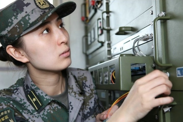 　2000年，82年出生的李聰娜考入國(guó)防科技大學(xué)計(jì)算機(jī)專(zhuān)業(yè)，實(shí)現(xiàn)從軍夢(mèng)。畢業(yè)時(shí)，她放棄保研資格和到沿?？蒲袉挝还ぷ鞯臋C(jī)會(huì)，主動(dòng)申請(qǐng)到信息化人才缺乏的西北軍營(yíng)，從事網(wǎng)絡(luò)安全工作。