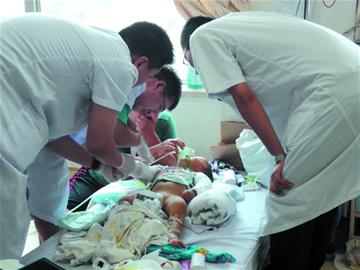 1歲半男孩坐窗臺玩耍 翻身墜下七樓 1歲半男孩坐窗臺玩耍 翻身墜下七樓