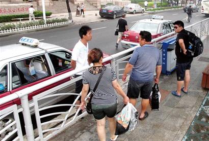 青島前海出租愛拒載當(dāng)導(dǎo)游 藏景點(diǎn)酒店提成卡1次100