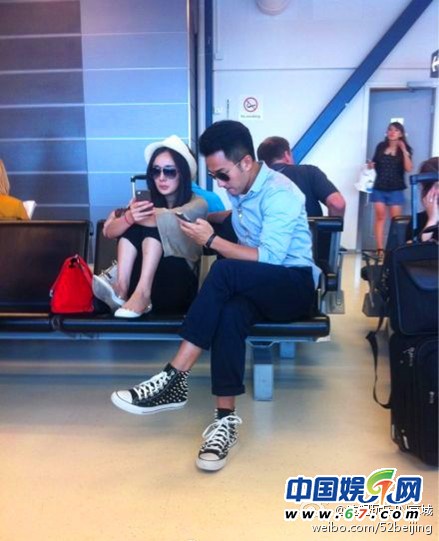 楊冪劉愷威這對(duì)情侶檔自從公布戀情后，就時(shí)時(shí)有新料爆出占據(jù)娛樂(lè)版頭條。然而昨日的一張照片卻讓兩人受到不少網(wǎng)友炮轟“沒(méi)素質(zhì)”。