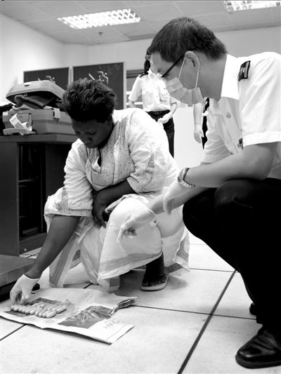 從外籍女子體內(nèi)排出91粒毒品。本報通訊員劉曉晨攝