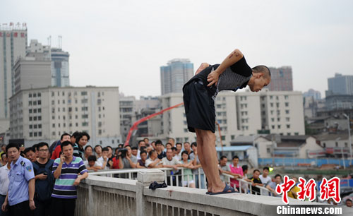 男子跳橋身亡 民警群眾勸說(shuō)無(wú)果目睹其跳下