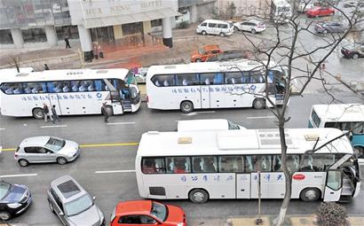 進(jìn)青大巴排起來頂2條香港路長(zhǎng) 堵死前海擰成麻花 進(jìn)青大巴排起來頂2條香港路長(zhǎng) 堵死前海擰成麻花