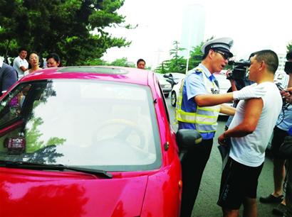 交警前海查三輪車 交警前海查三輪車