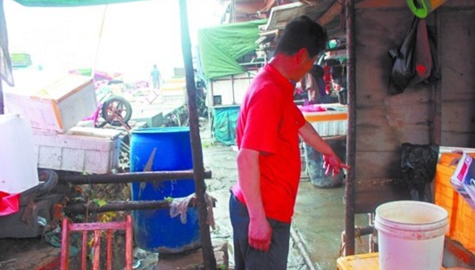 青島李村大集積水暴漲水深1米 千戶攤販大撤離 青島李村大集積水暴漲水深1米 千戶攤販大撤離