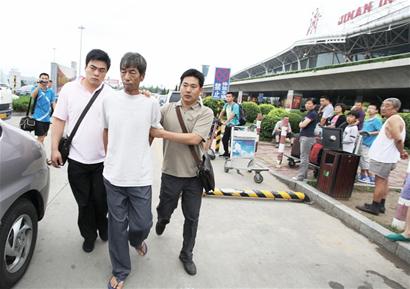 青島殺人犯潛伏三亞十年 青絲一夜變白發(fā) 青島殺人犯潛伏三亞十年 青絲一夜變白發(fā)