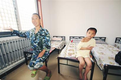 青島流浪智障女住小樹林懷胎6月 計生委稱允許生 青島流浪智障女住小樹林懷胎6月 計生委稱允許生