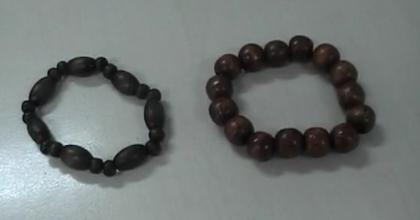 青島中山公園現(xiàn)大批高僧 佛手鏈強(qiáng)戴游客手張口要錢 青島中山公園現(xiàn)大批高僧 佛手鏈強(qiáng)戴游客手張口要錢