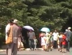 青島中山公園現(xiàn)大批高僧 佛手鏈強(qiáng)戴游客手張口要錢 青島中山公園現(xiàn)大批高僧 佛手鏈強(qiáng)戴游客手張口要錢