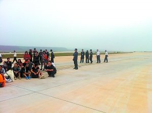 機(jī)場航班延誤乘客搶飛機(jī)