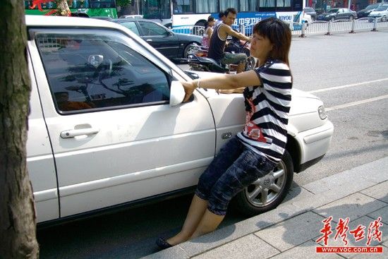 妻子現(xiàn)場(chǎng)抓住小三 竟被丈夫開(kāi)車拖行百米