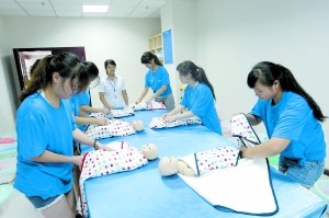 昨日，學(xué)生們正在進(jìn)行給嬰兒穿衣服的訓(xùn)練。