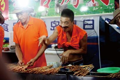 揭啤酒節(jié)8怪:烤肉跳著賣 哈酒不吃菜