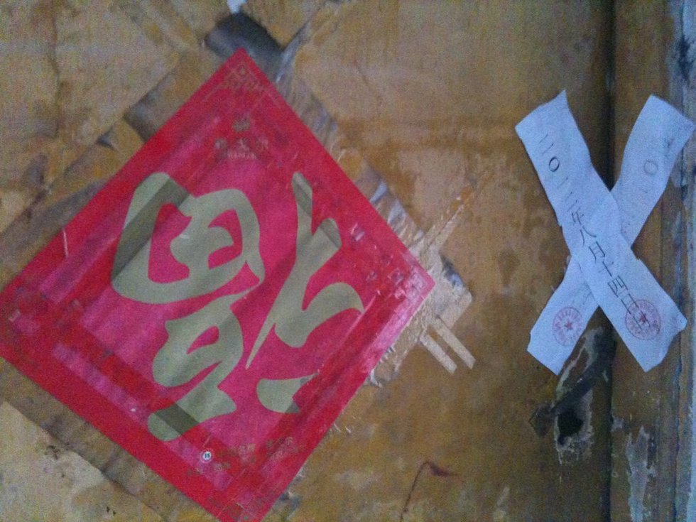 　　8月15日，重慶，張貴英居住的出租房已被警方貼上了封條。周克華雖被擊斃，但案件并未就此終結。重慶警方已將周克華的女友控制，進行提審，進一步尋找細節(jié)線索，確認還有沒有其他相關聯的案件，其中包括搶走的哨兵步槍去向。