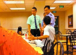 麥當(dāng)勞漢堡辣的顧客報警 被質(zhì)疑過度維權(quán)