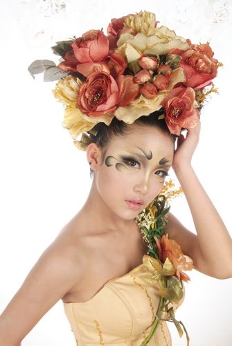 青島國際飾品節(jié)明開幕 將上演珠寶彩妝秀（圖）  青島新聞網(wǎng)8月23日訊 8月24日，市民可前往黑龍江中路187號的青島國際工藝品城，一睹珠寶彩妝秀。 記者了解到，8月24日-27日，由城陽區(qū)政府協(xié)同中國珠寶玉石首飾行業(yè)協(xié)會主辦的2012中國青島國際飾品節(jié)，即將盛大開幕，屆時將上演青島著名彩妝表演模特帶來的珠寶彩妝秀，讓市民領(lǐng)略到彩妝與珠寶的時尚魅力。本屆飾品節(jié)除了繼續(xù)展銷金銀珠寶、玉石翡翠、鉆石水晶、流行飾品和工藝禮品外，還為市民準備了0元起拍萬元翡翠、質(zhì)檢專家現(xiàn)場檢測珠寶等精彩活動，市民可可自駕車自黑龍江中路直達工藝品城，或乘坐129、103、371、502路直達，以抄底價格購買定制飾品、傳家珠寶、婚慶首飾。（青島新聞網(wǎng)記者） 