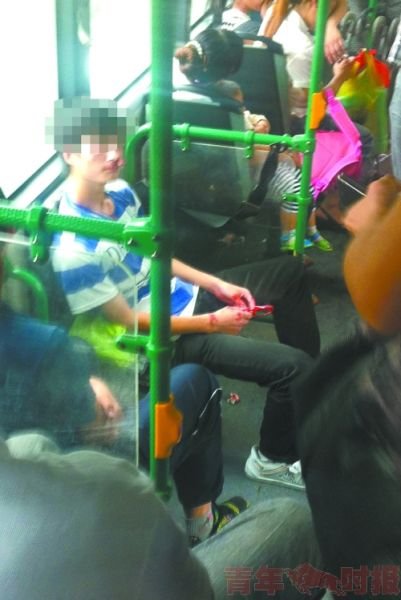 小伙被打得鼻血橫流。圖片由網(wǎng)友提供