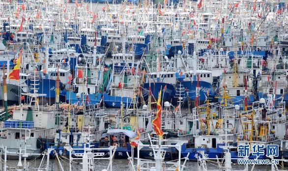 強(qiáng)臺風(fēng)布拉萬來襲 沿海地區(qū)漁船紛紛進(jìn)港躲避