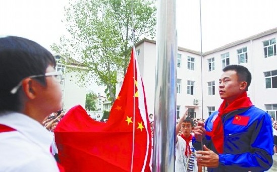 青島小學(xué)新生自理能力差 全班沒(méi)一個(gè)會(huì)系鞋帶