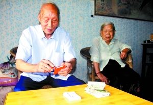 代正興老人每逢周五出門都會包上4個裝有感謝卡和2元錢的紅包。 通訊員 苑鐵力 攝