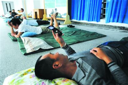 新生報到教室變旅館 90名家長同房打地鋪