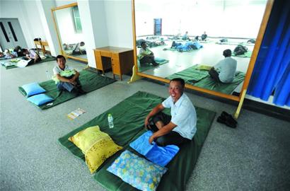 新生報到教室變旅館 90名家長同房打地鋪