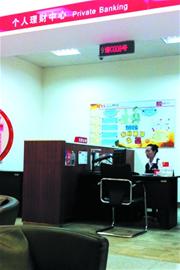 銀行為搭上富翁使盡解數 雇俊男美女貼身伺候似保姆