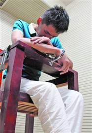 青島碰瓷男清晨小酒攤專等酒駕的哥 眾的哥組團指認 青島碰瓷男清晨小酒攤專等酒駕的哥 眾的哥組團指認