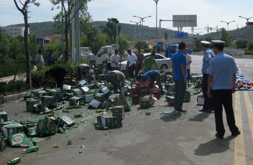 青島大貨急拐彎一車(chē)青啤滑落 玻璃摔一地啤酒橫流 青島大貨急拐彎一車(chē)青啤滑落 玻璃摔一地啤酒橫流
