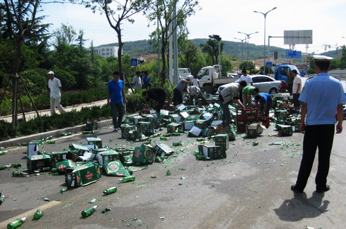 青島大貨急拐彎一車(chē)青啤滑落 玻璃摔一地啤酒橫流 青島大貨急拐彎一車(chē)青啤滑落 玻璃摔一地啤酒橫流
