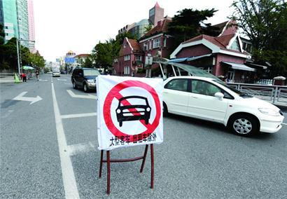 無(wú)車日青島交通要道堵成一片