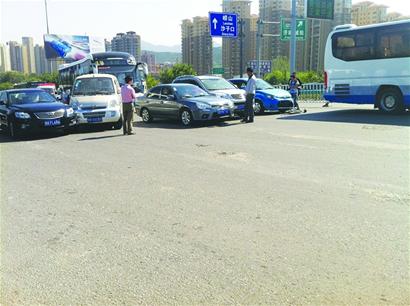 高速出口6車相撞 司機不愿快速理賠堵路1小時 高速出口6車相撞 司機不愿快速理賠堵路1小時