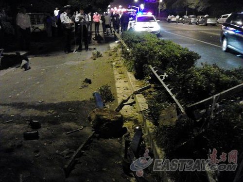 圖片說(shuō)明：事故發(fā)生現(xiàn)場(chǎng)，被撞壞的隔離欄