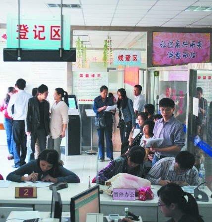 婚姻登記處，前來登記的新人扎堆。