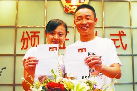 婚姻登記處，前來登記的新人扎堆。